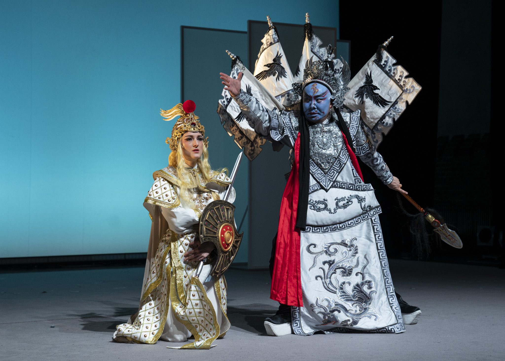 Liu Dake, Star der Peking-Oper, als Wotan mit seiner Tochter Brünnhilde (Kara Leva)