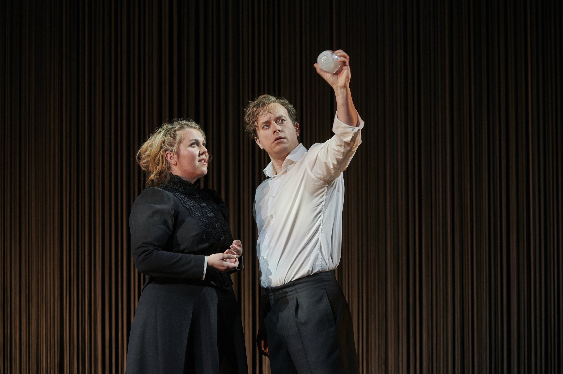 In der Dortmunder „Lohengrin“-Inszenierung gaben Christina Nilsson als Elsa und Daniel Behle in der Titelpartie ihre Rollendebüts.