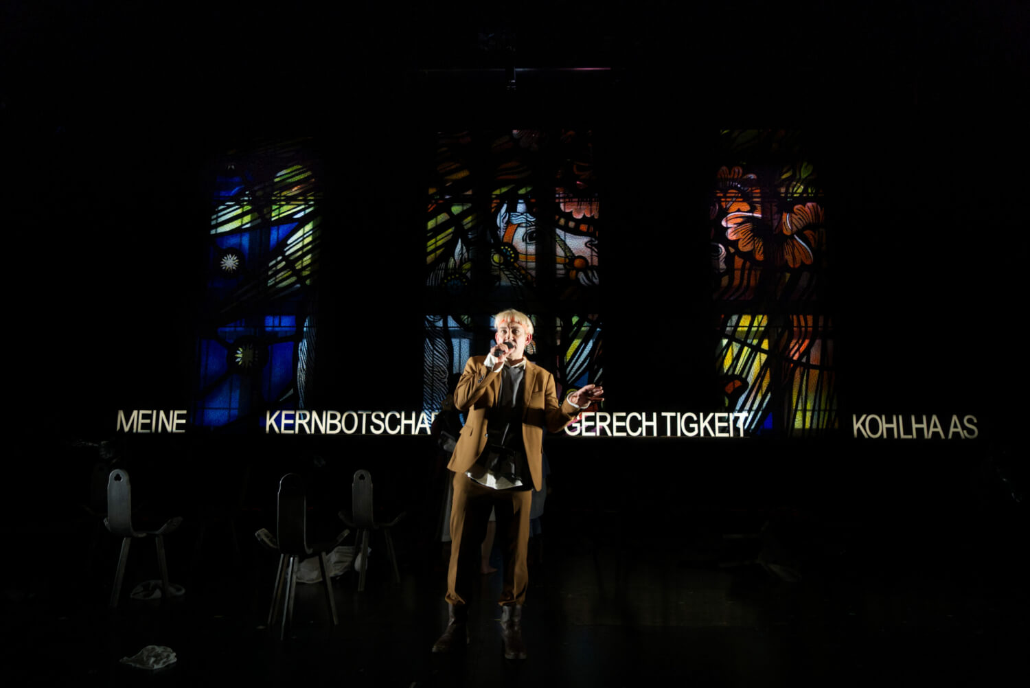 Die Selbststilisierung macht erkennbar Fortschritte: Fabian Gröver als Kohlhaas am Saarländischen Staatstheater.