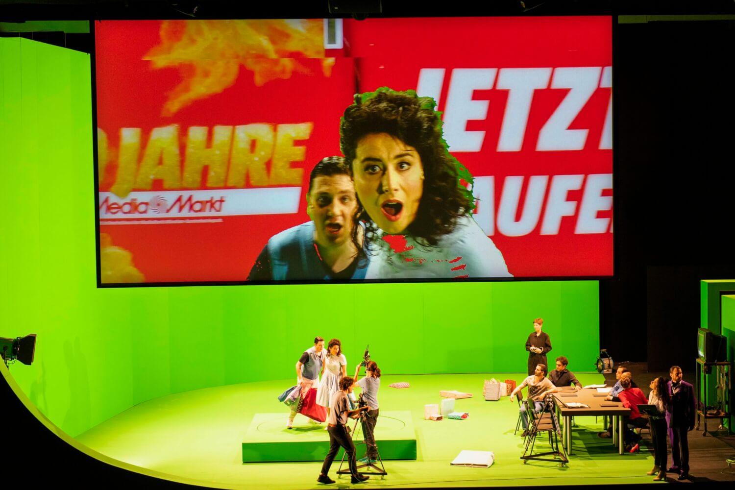 Wo soll man hinschauen? Szene aus Volker Löschs „Fidelio"-Vision mit (auf der Leinwand) Marie Heeschen als Marzelline und Kierran Carrel als Jaquino