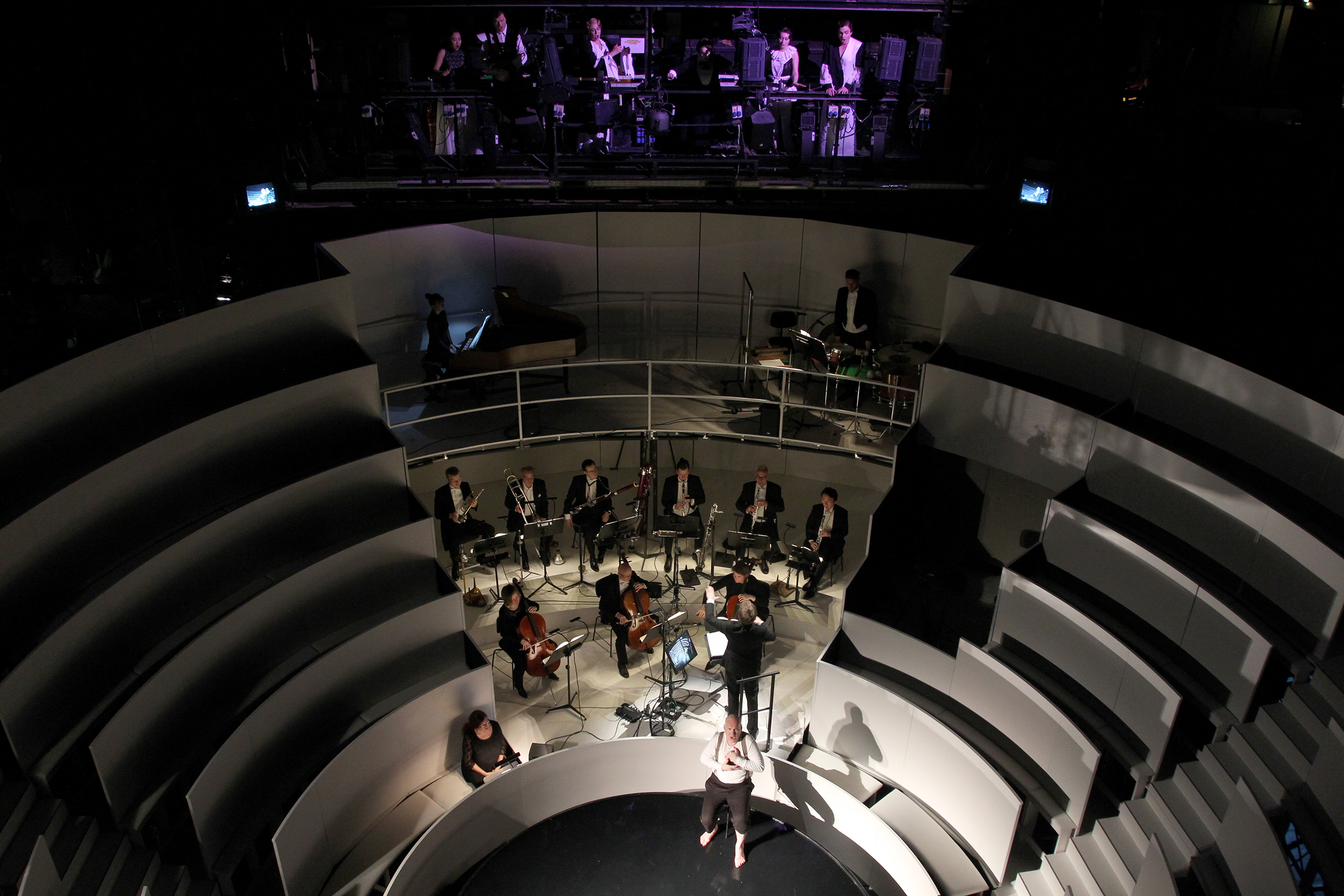 Das Ensemble agiert in einer beeindruckenden Raumsituation von Bühnenbildnerin Jil Bertermann