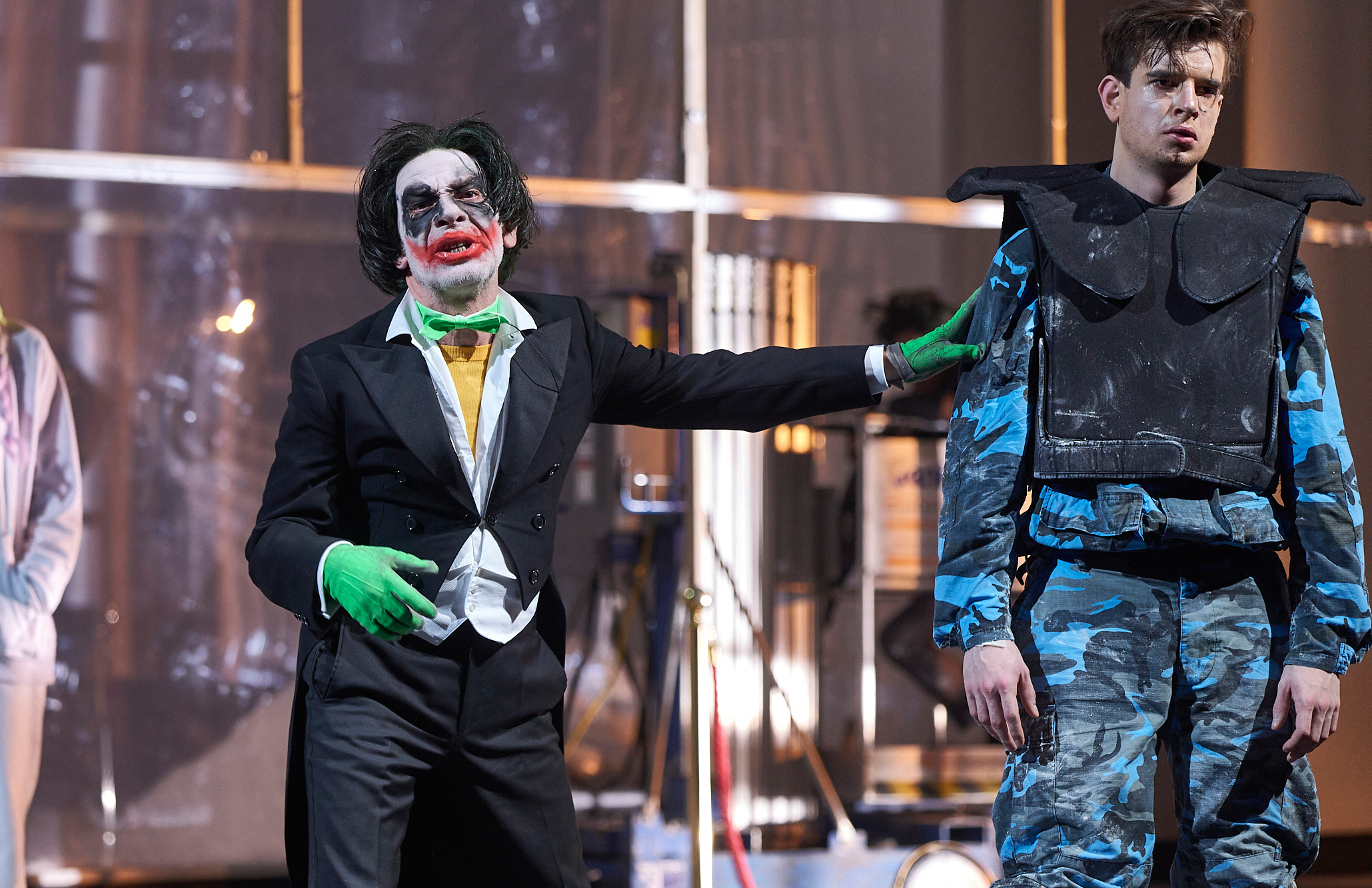 Die Uraufführung von „Schwarzwasser“ mit Martin Wuttke als Joker