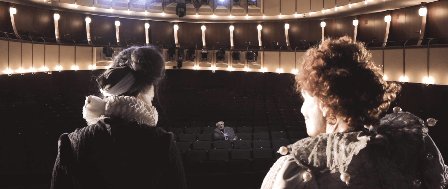 Filmstill im leeren Theatersaal: Barbara Nüsse, Karin Neuhäuser und Josef Ostendorf