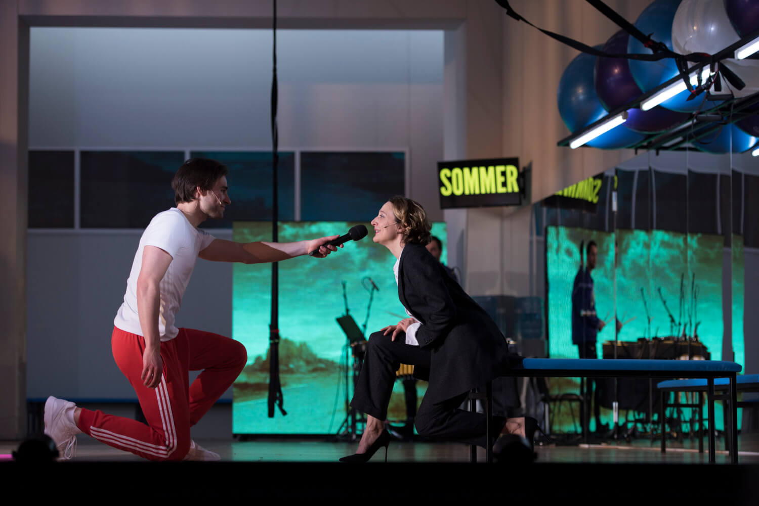 Jeremy Mockridge und Regine Zimmermann in Kirill Serebrennikovs "Decamerone"-Bearbeitung am Deutschen Theater Berlin