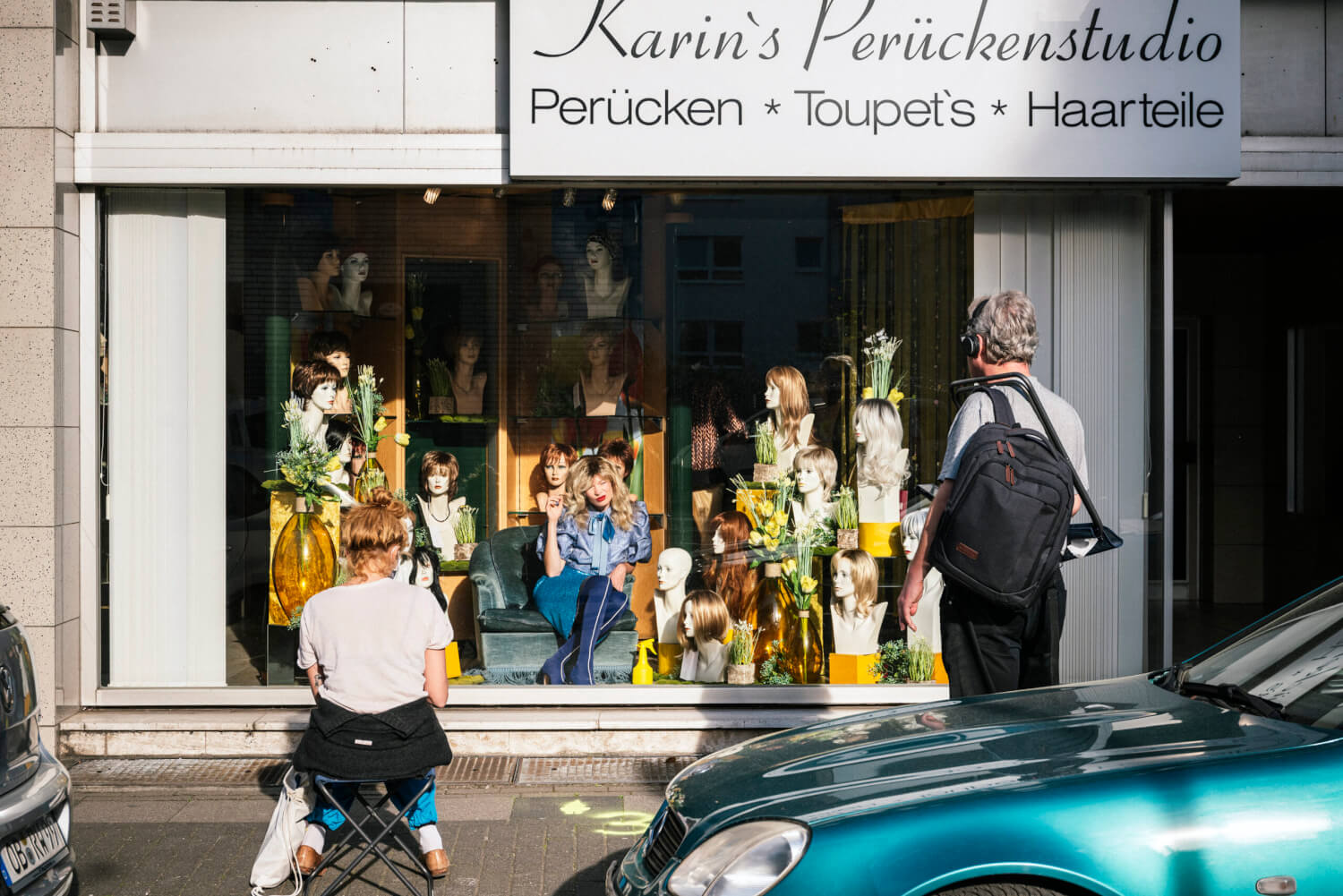 Hinter Glas: Schauspielerin Lise Wolle im Oberhausener Schaufenster