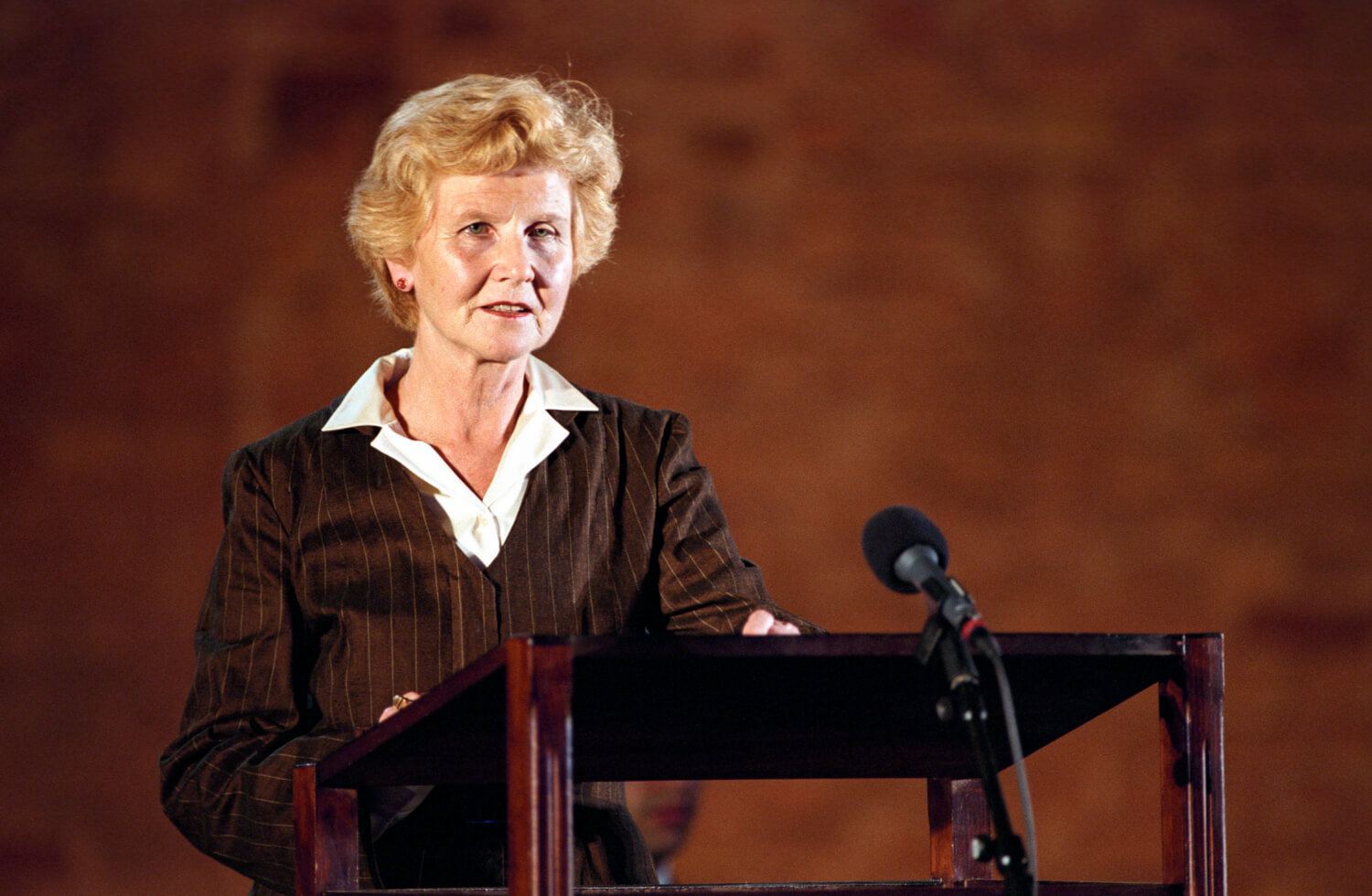 Irm Hermann liest "SPEECHES: KAMPF UM DAS GELOBTE LAND", Premiere am 12.09.2003 in der Parochialkirche, Berlin