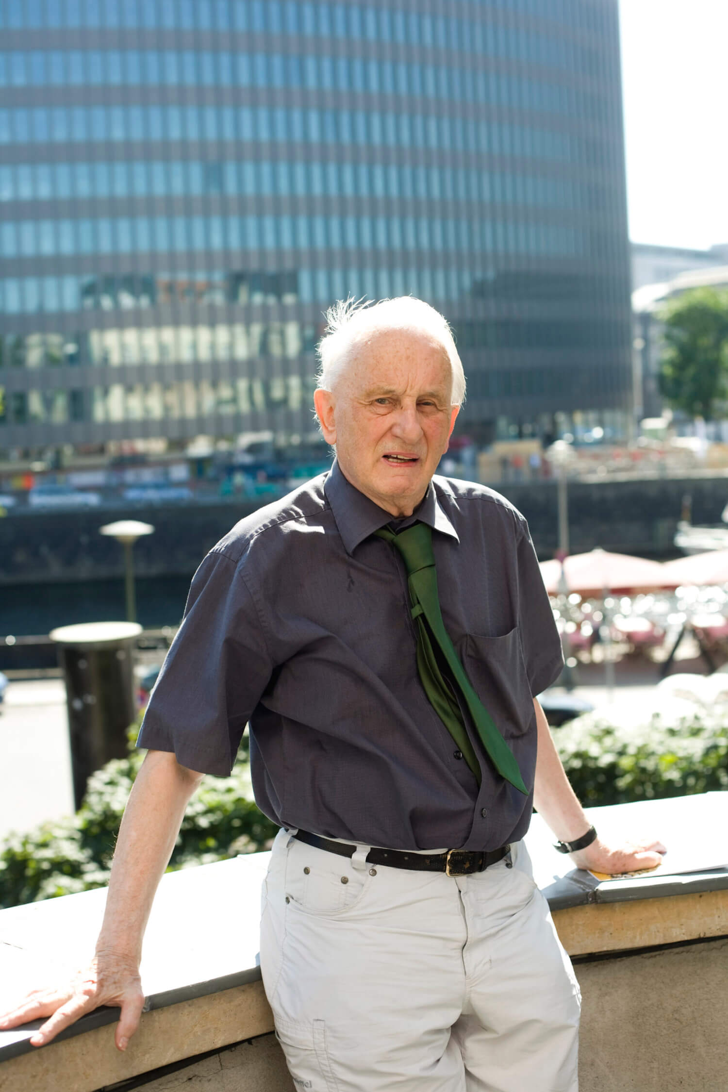 Rolf Hochhuth auf dem Balkon des Berliner Ensembles