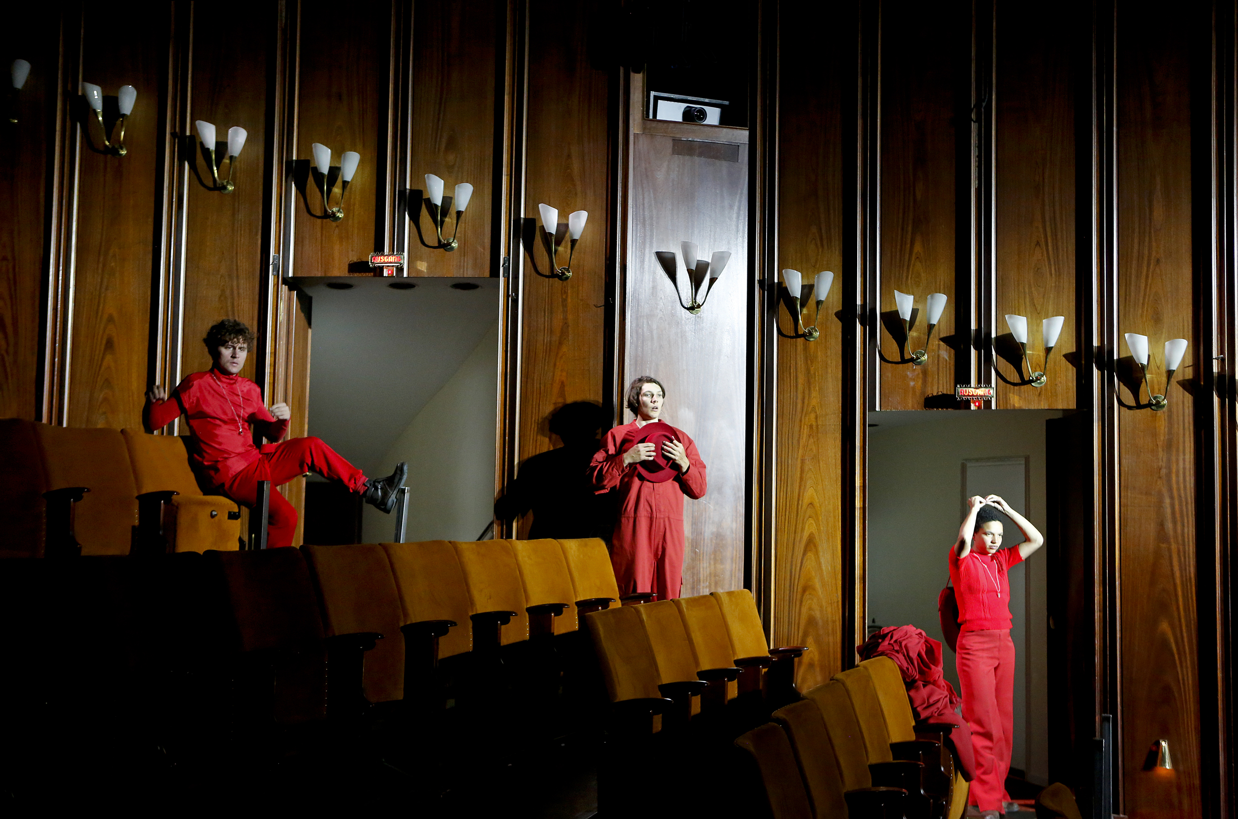Dominik Dos-Reis, Marius und Huth in „Die Befristeten“ im Zuschauerraum des Bochumer Schauspielhauses