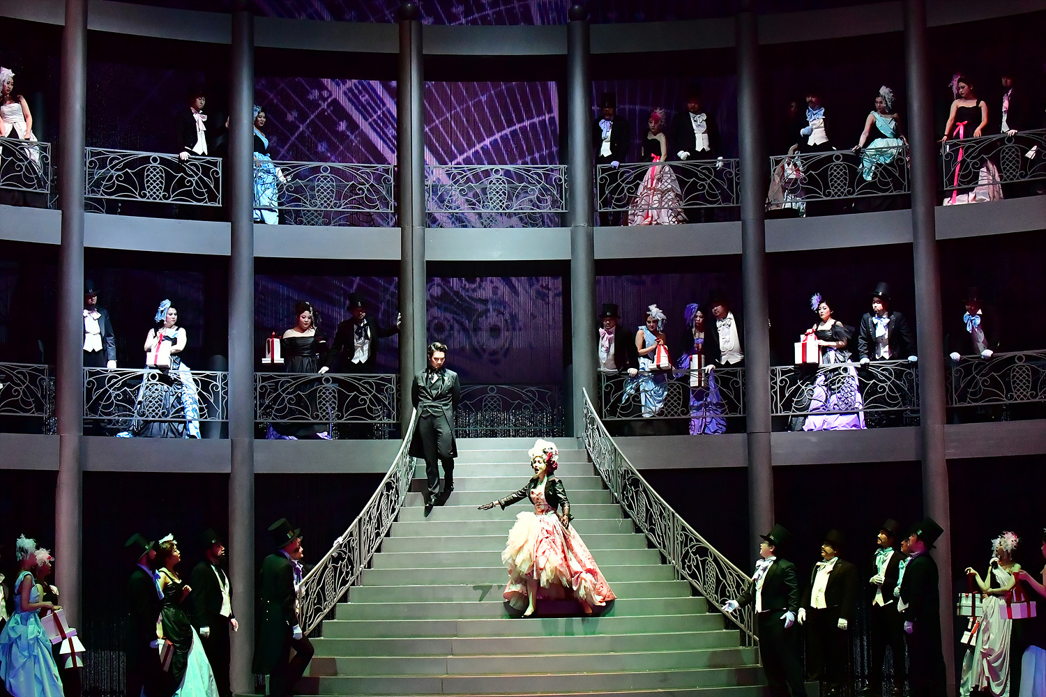 Der ganze große Opernapparat in vollem Einsatz! Szene aus Vincent Boussards „Manon“-Inszenierung an der Koreanischen Nationaloper