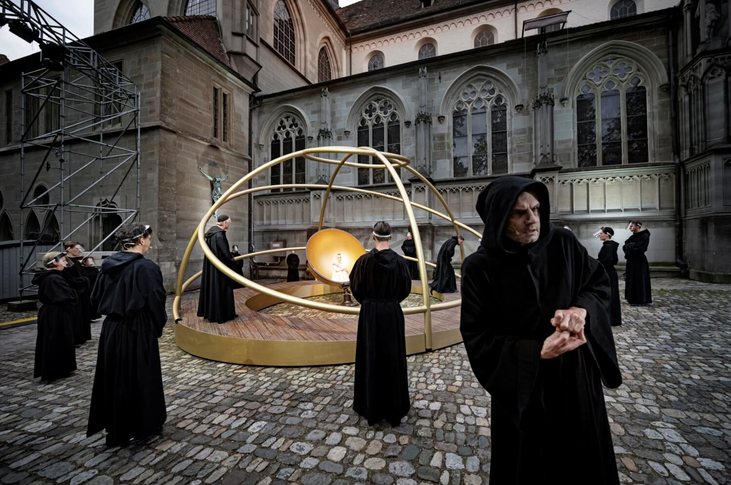 Peter Cieslinski, Sarah Siri Lee König, Georg Melich in der Mitte, gerahmt vom Chor.