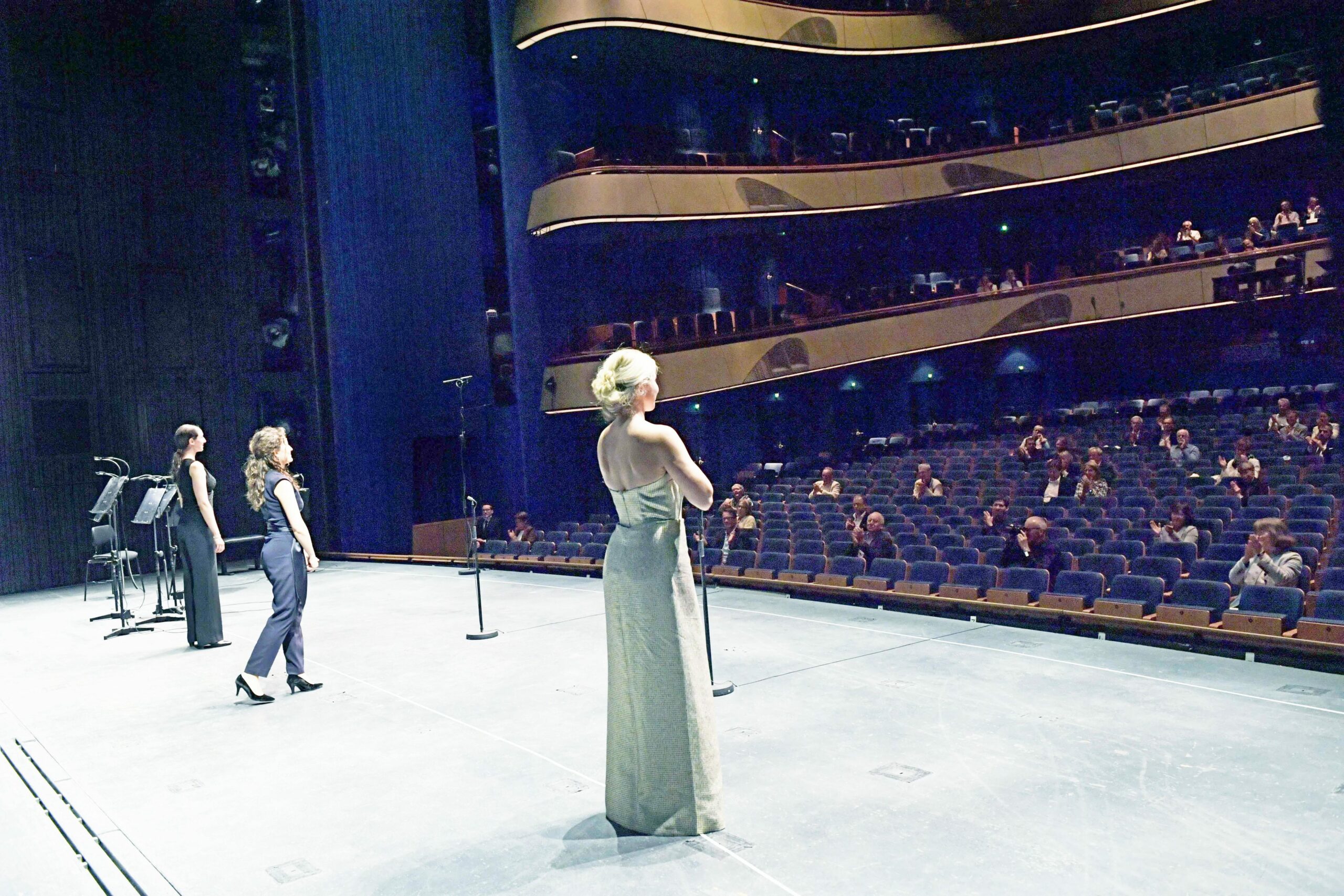 Die Mezzosopranistin Cecelia Hall, die Pianistin Sarah Tysman und die Sopranistin Maria Bengtsson (v. l. n. r.) bei einem Recital im Frankfurter Opernhaus, das nach Corona-Regeln „ausverkauft“ war.