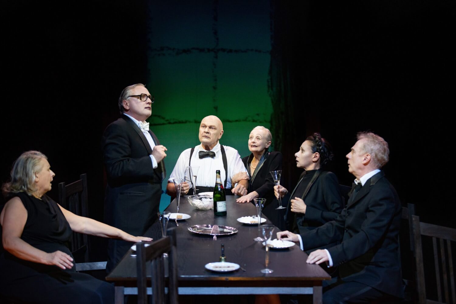 Ensemble in Thomas Bernhards "Freispruch"