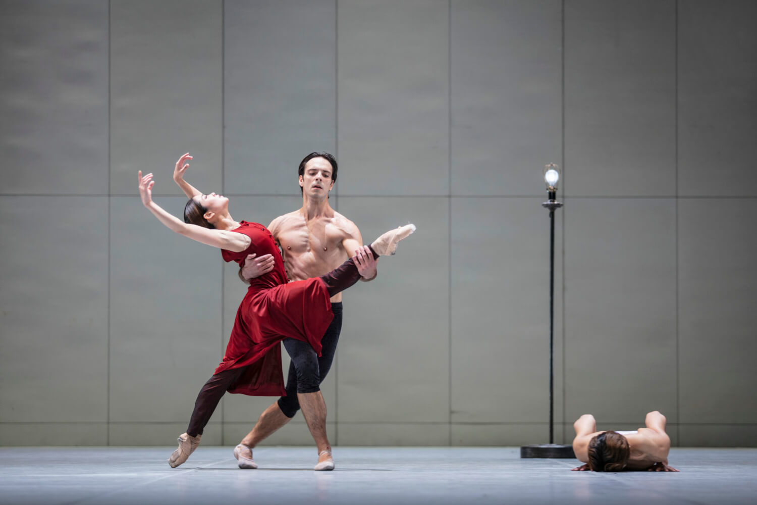 Ensemblemitglieder des Hamburg Ballett, stets präsent: das Ghost Light