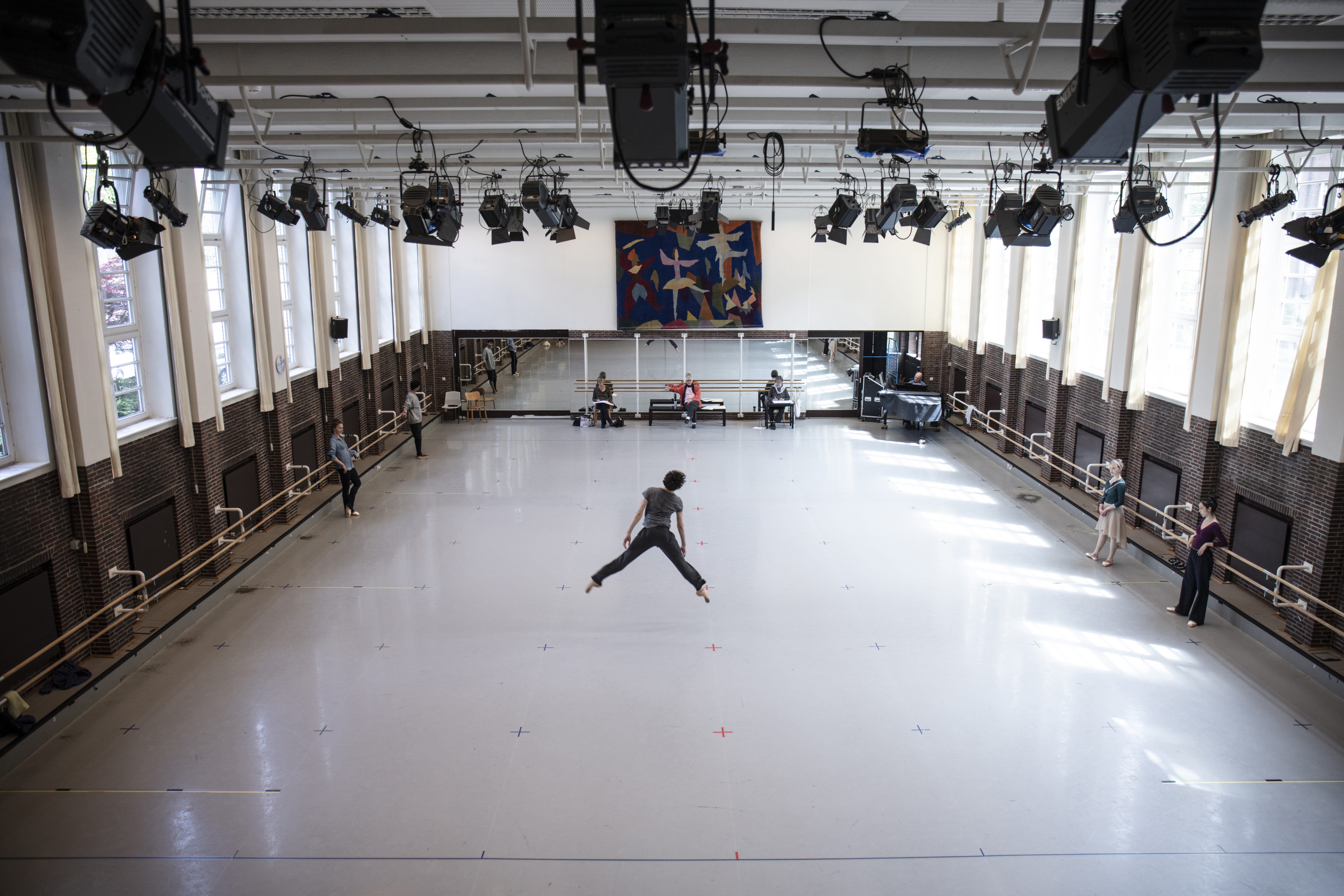  In Hamburg hat John Neumeier mit „Ghost Light“ ein Ballett für Kleingruppen entworfen