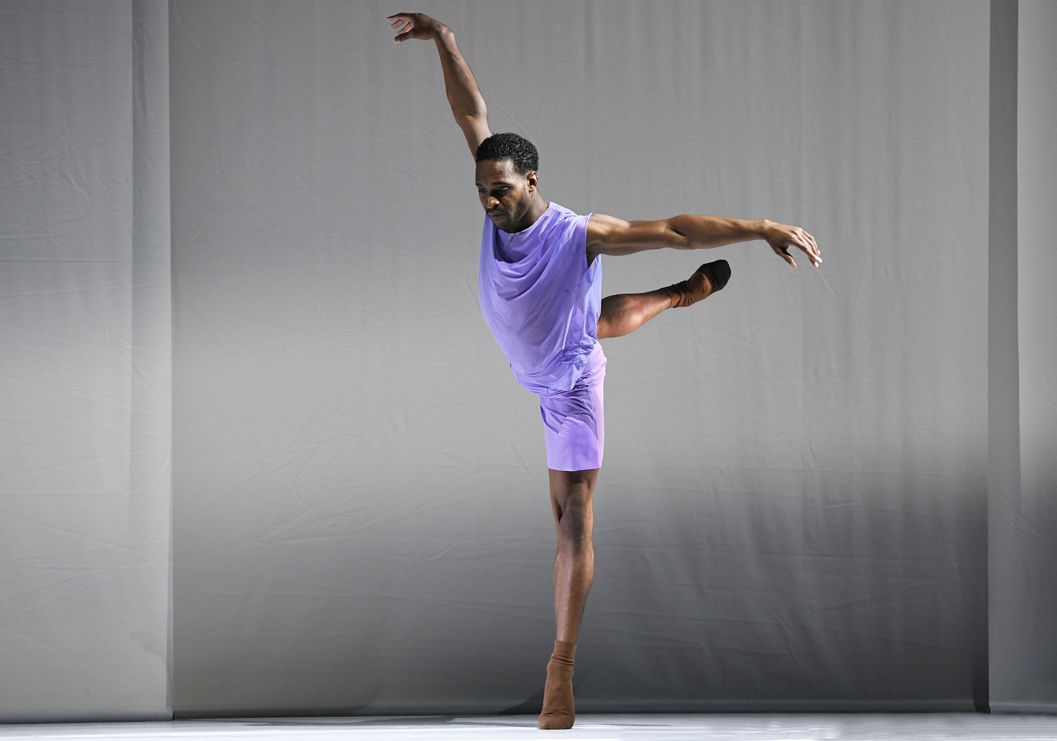 Tänzer Rashaen Arts tanzt sich durch Juanjo Arqués' „Spectrum“ der Einsamkeit