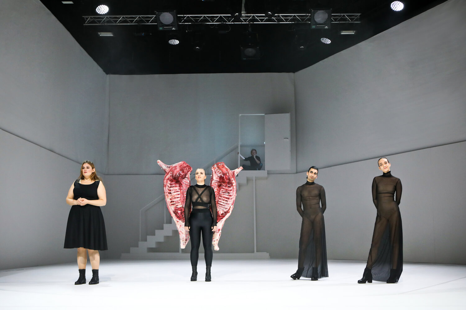 Dortmunder „Faust“: Marlena Keil (Margarete), Antje Prust (Mephisto), Linus Ebner (Faust, im Hintergrund) sowie Mervan Ürkmez und Lola Fuchs (Zwillinge).