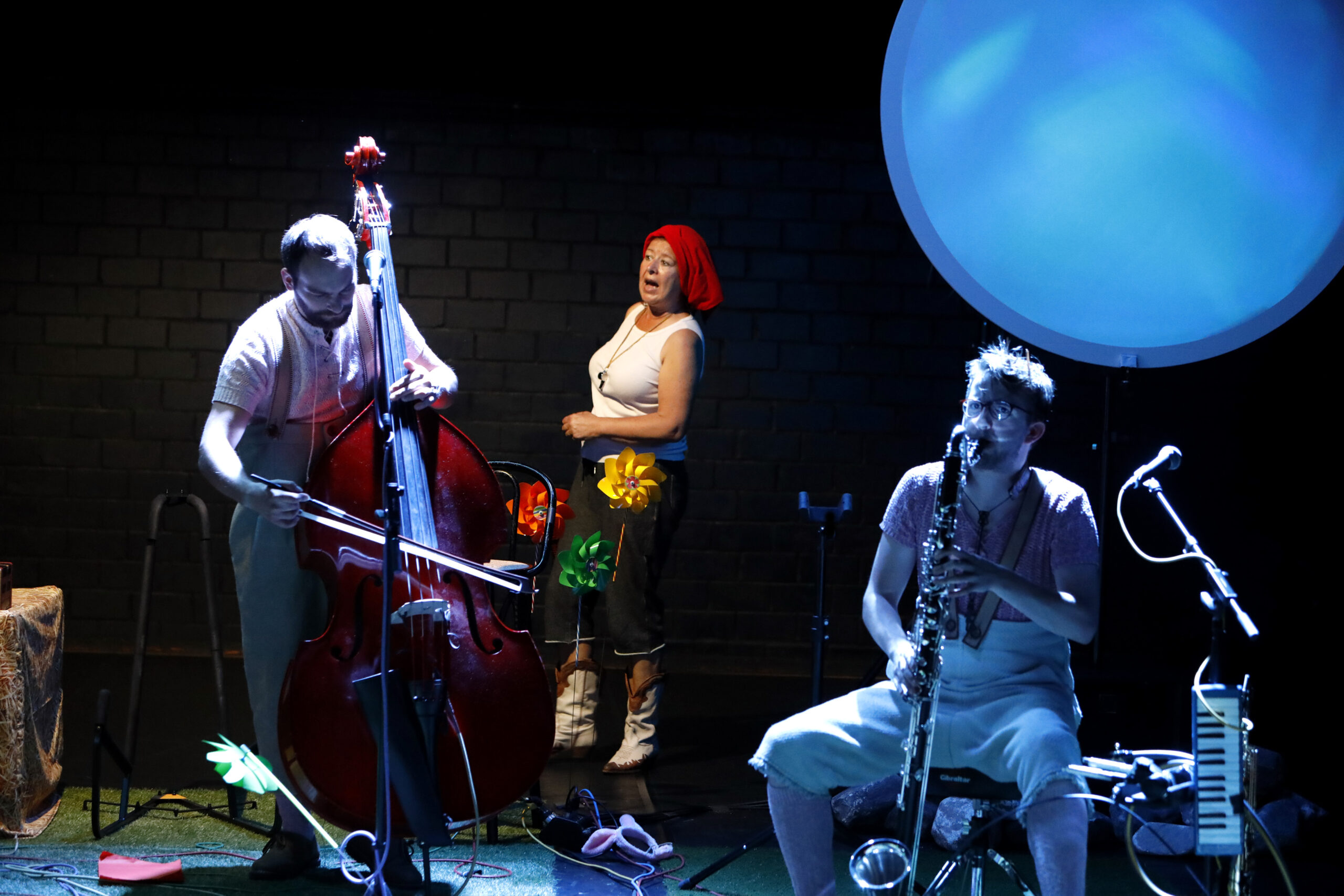 Musiktheaterperformance „Hast du schon gehört?“ mit Silas Eifler (Kontrabass), Tina Jücker (hinten) und Tobias Gubesch (Saxofon).