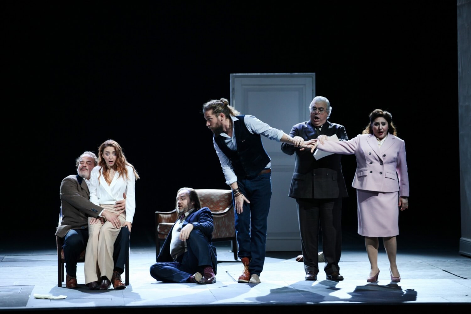 Kennen die dunklen Seiten des Begehrens: Il Conte di Almaviva (Florian Boesch), Susanna (Giulia Semenzato), Basilio (Andrew Owens), Figaro (Robert Gleadow), Bartolo (Maurizo Muraro) und Marcellina (Enkelejda Shkosa).