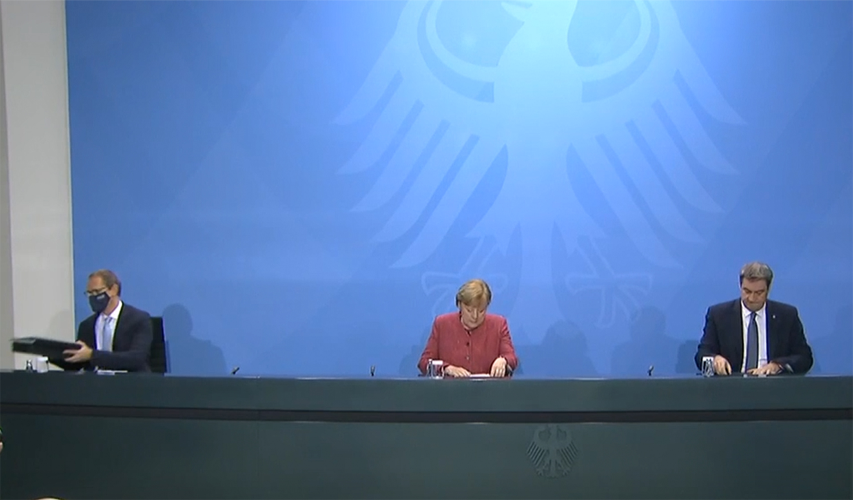Screenshot der Pressekonferenz nach der Bund-Länder-Videokonferenz zum Corona-Lockdown. Von links: Berlins Regierender Bürgermeister Michael Müller, Bundeskanglering Angela Merkel und der bayerische Ministerpräsidenten Markus Söder.