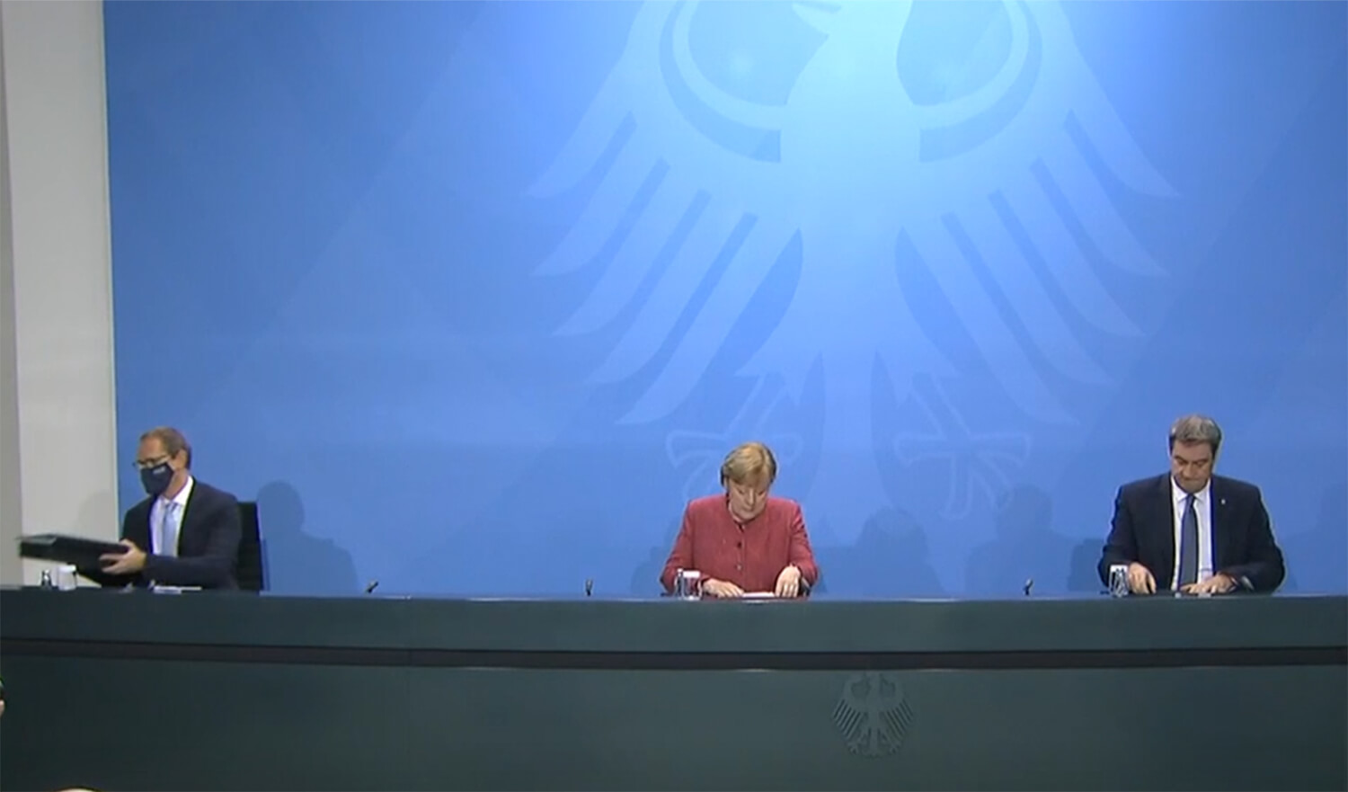 Screenshot der Pressekonferenz nach der Bund-Länder-Videokonferenz zum Corona-Lockdown. Von links: Berlins Regierender Bürgermeister Michael Müller, Bundeskanglering Angela Merkel und der bayerische Ministerpräsidenten Markus Söder.