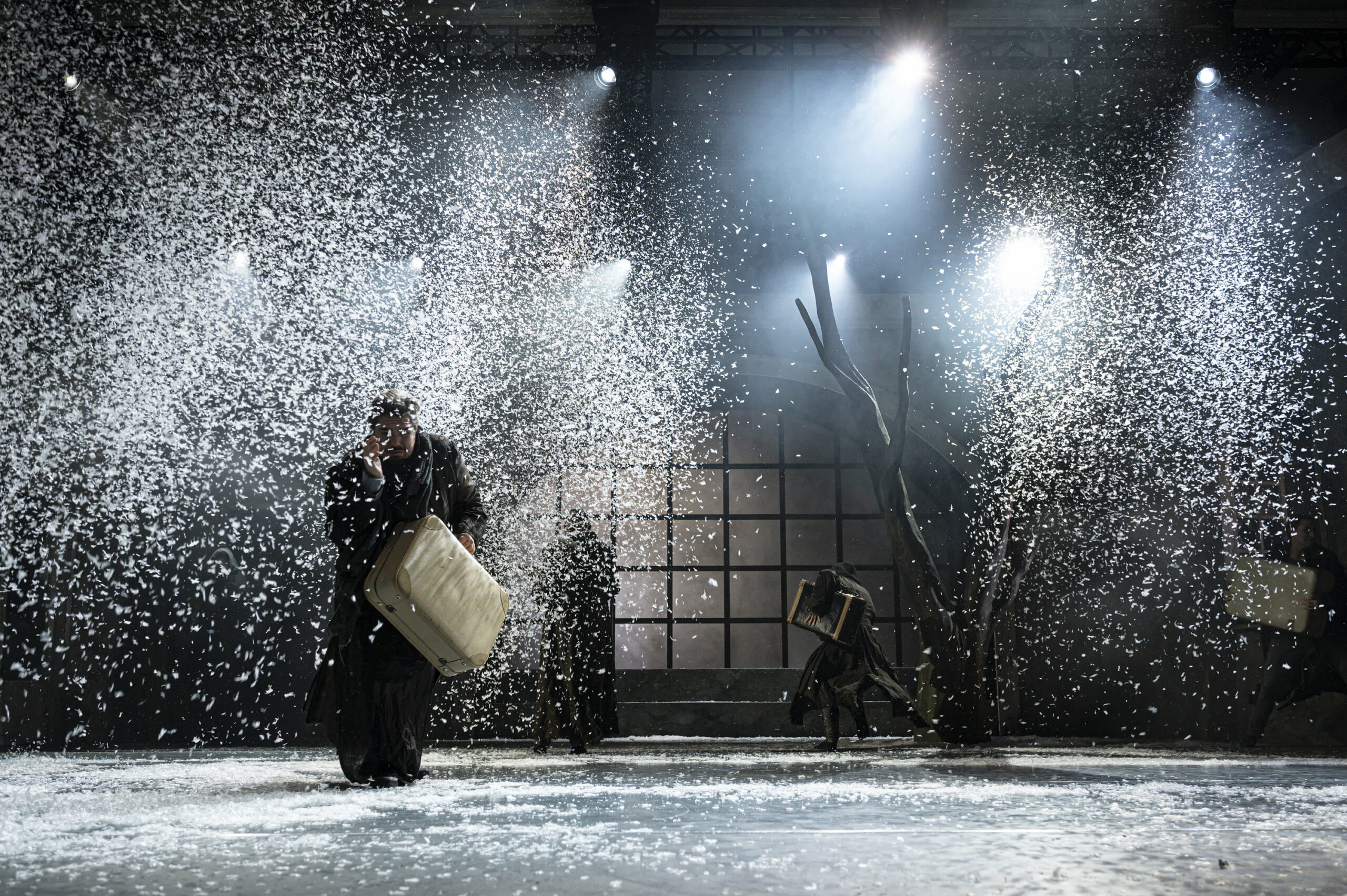 Tenor Jacques le Roux in der Augsburger "Winterreise", Tanztheater von Ricardo Fernando