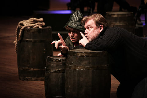 Stuart Skelton (Peter Grimes) mit jugendlichem Statisten bei der Kostümprobe der Bergener Bühnenproduktion © Monika Kolstad