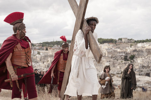 Der Kreuzgang – Jesus (Yvan Sagnet) mit dem Dornenkranz THE NEW GOSPEL l ©Fruitmarket/Langfilm/IIPM/Armin Smailovic