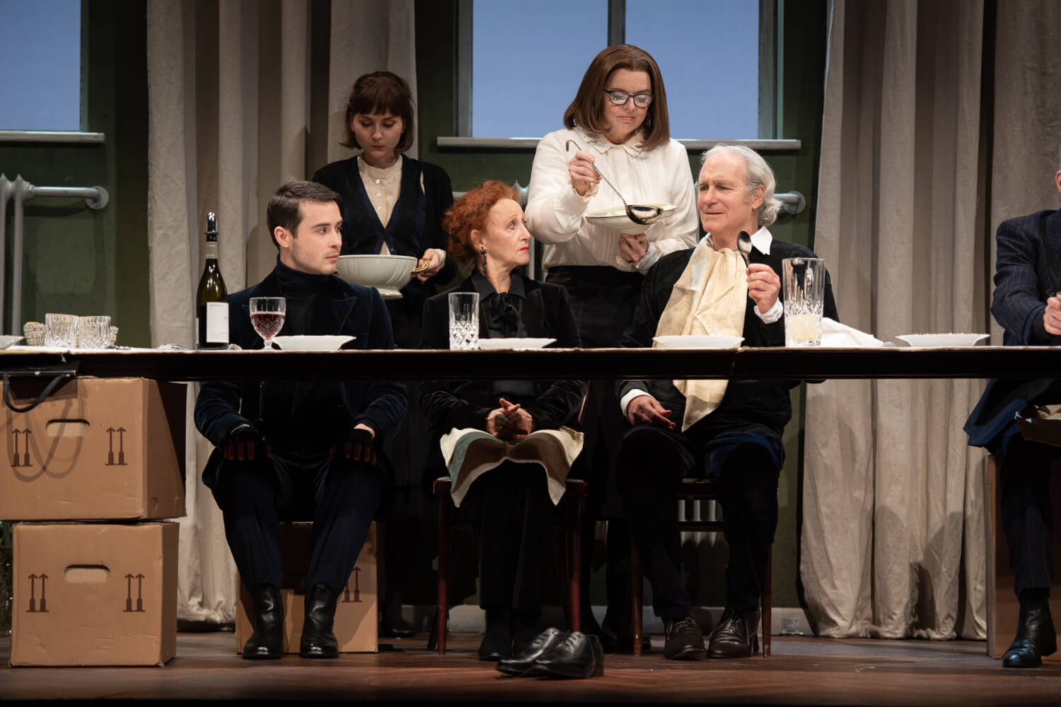 „Heldenplatz“ in Salzburg, hier: Aaron Röll, Patrizia Unger, Elisabeth Rath, Britta Bayer und August Zirner.