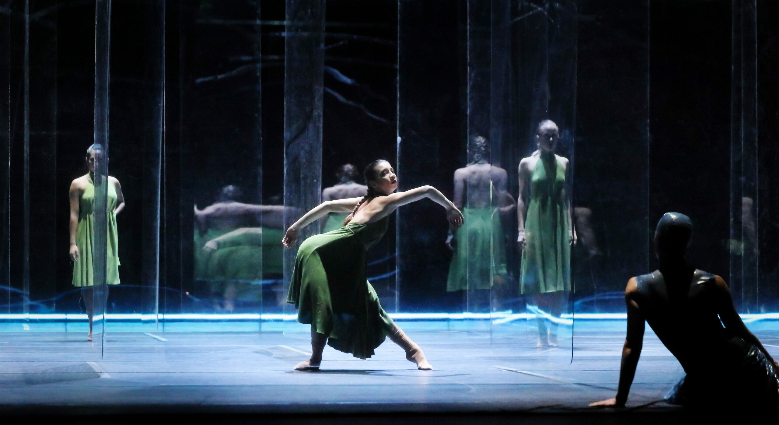 Unter Wasser? Die Ballett-Compagnie des Staatstheaters am Gärtnerplatz tanzt „Undine“