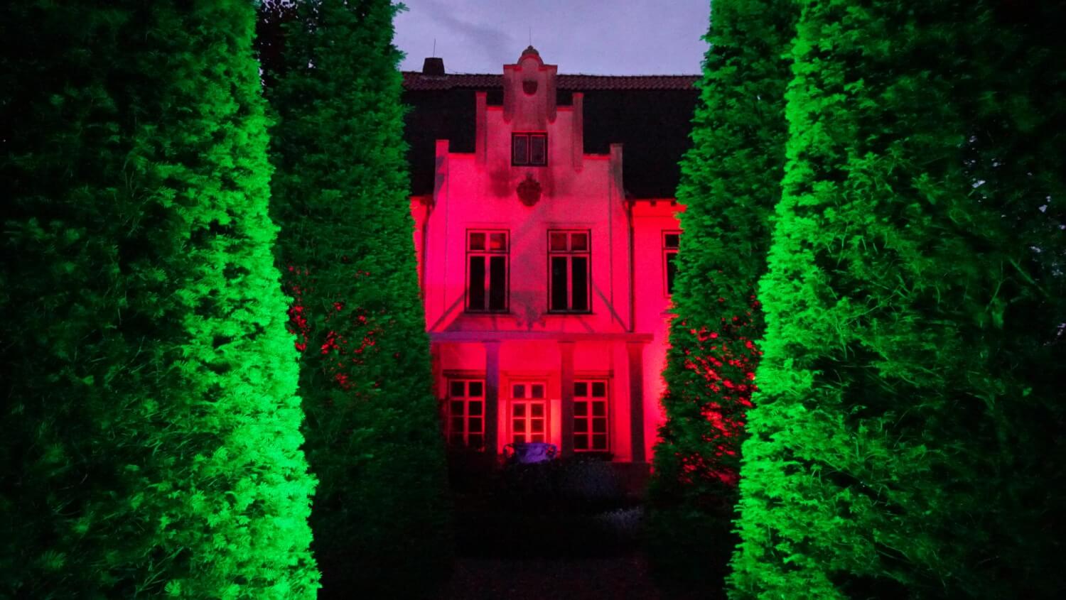 Das zur Nacht illuminierte Allmershaus