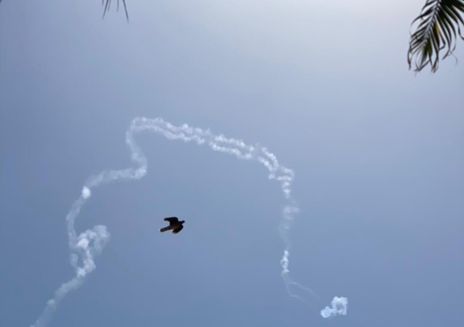 Spuren der Iron-Dome-Raketenabwehr am Himmel über Gan Yavne in Israel