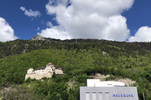 Schloss Vaduz in herrlicher Landschaft - und die obligatorische Bank @Antonia Ruhl