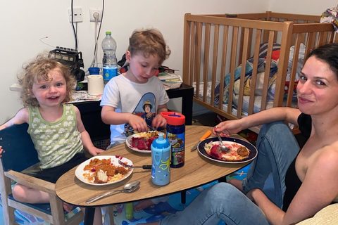 Sapir Heller und ihre Kinder beim Essen im Schutzraum