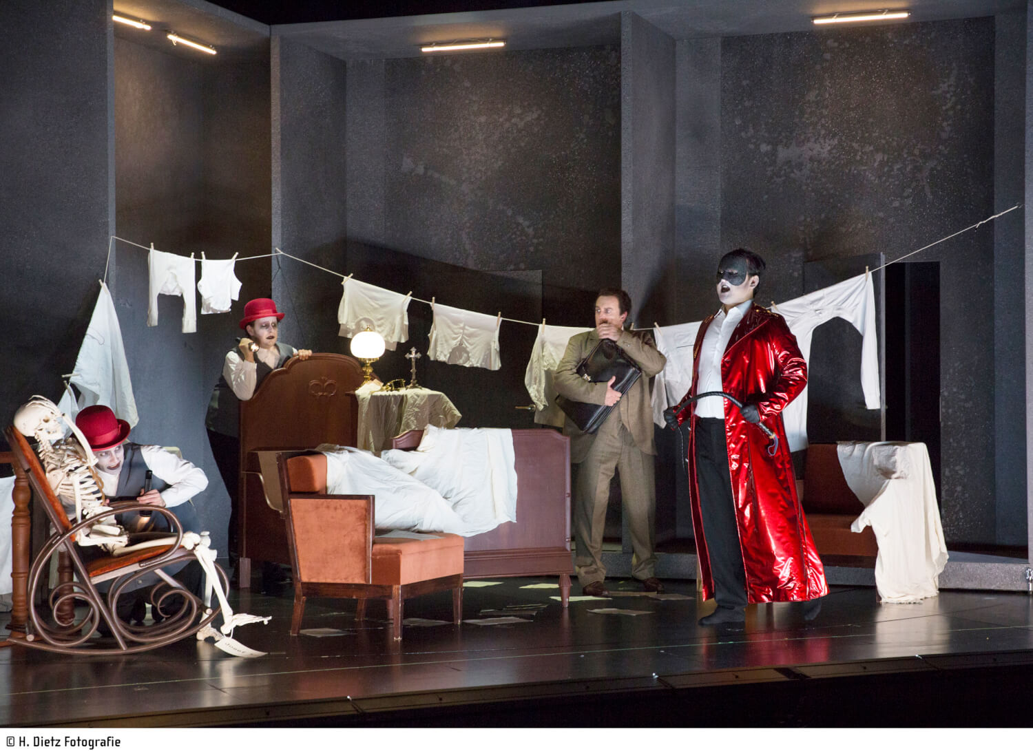 Marian Müller (Wächter II), Markus Gruber (Wächter I), Karsten Jesgarz (Josef K.) und Minseok Kim (Prügler) in der Kafka-Oper „Der Prozess“