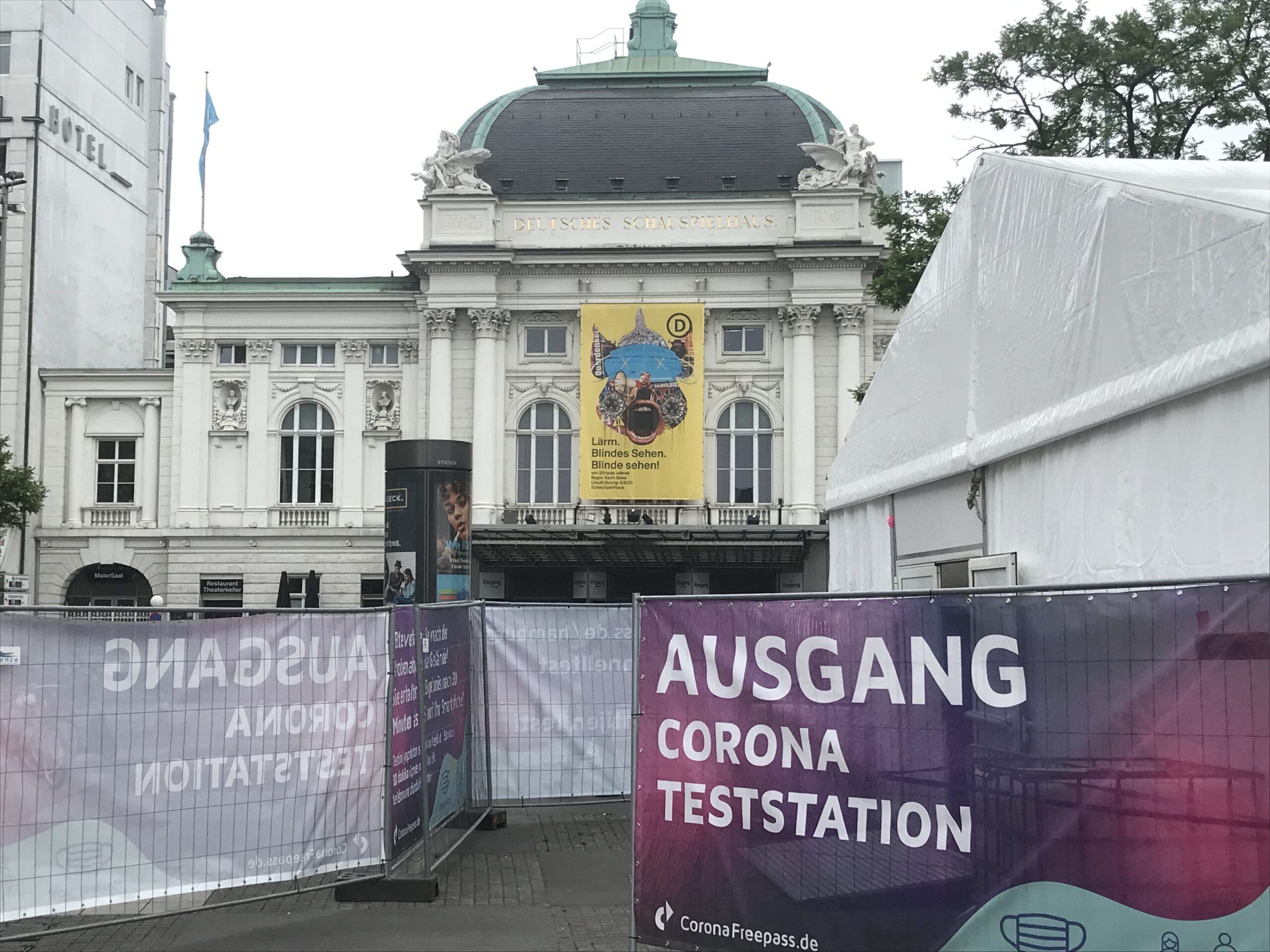 Das Deutsche Schauspielhaus in Hamburg hinter der Corona-Teststation