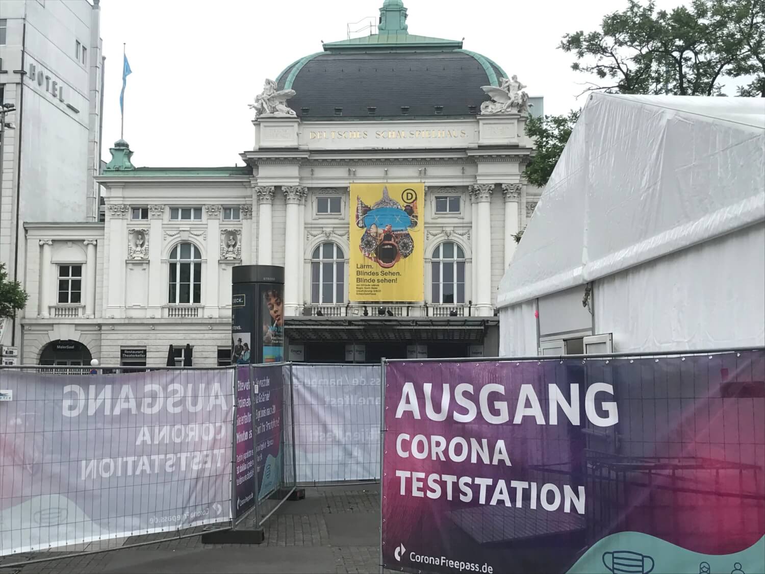 Das Deutsche Schauspielhaus in Hamburg hinter der Corona-Teststation