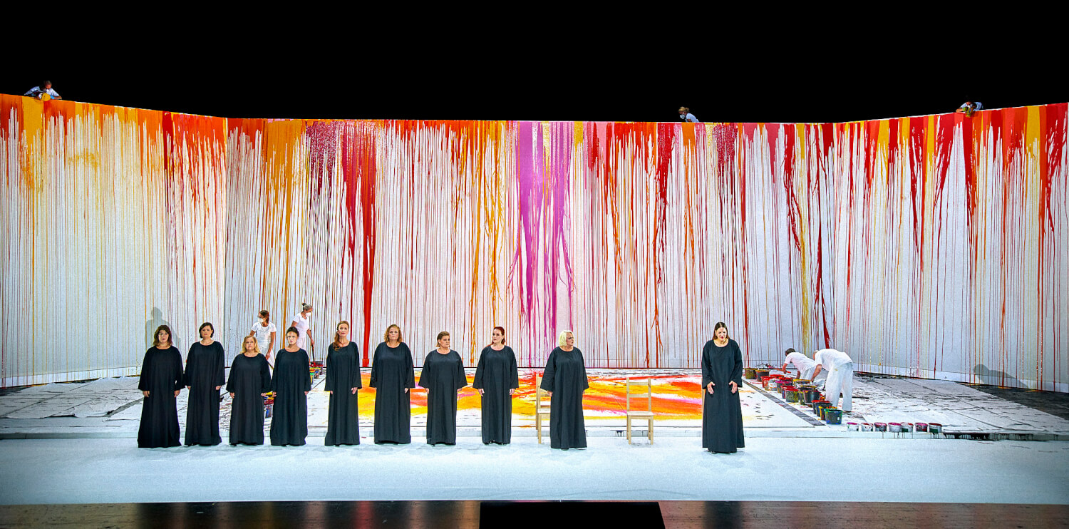 Die Walküren (rechts Ingrid Theorin als Brünnhilde) mit Sieglinde (Lise Davidsen, rechts außen)