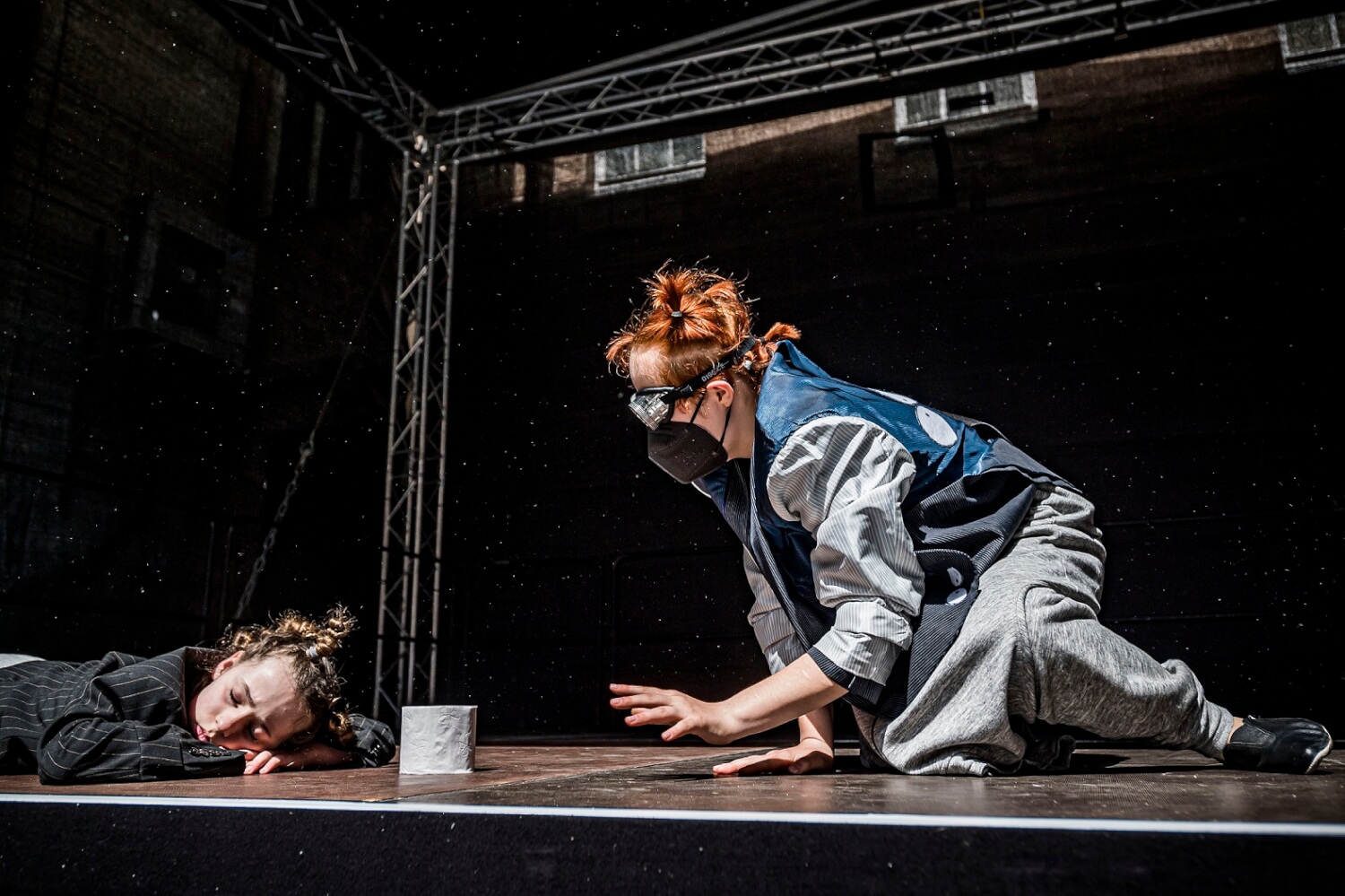 Szene aus Finn-Ole Heinrichs Stück „Frerk, Du Zwerg!“, das die Regisseurin Katrin Ötting zusammen mit Kindern und Jugendlichen des Spielclubs am Theater Lübeck am 15. Oktober für Kinder ab 6 Jahren herausbringt. Gerade unter Kindern und Jugendlichen ist die Inzidenz derzeit besonders hoch.