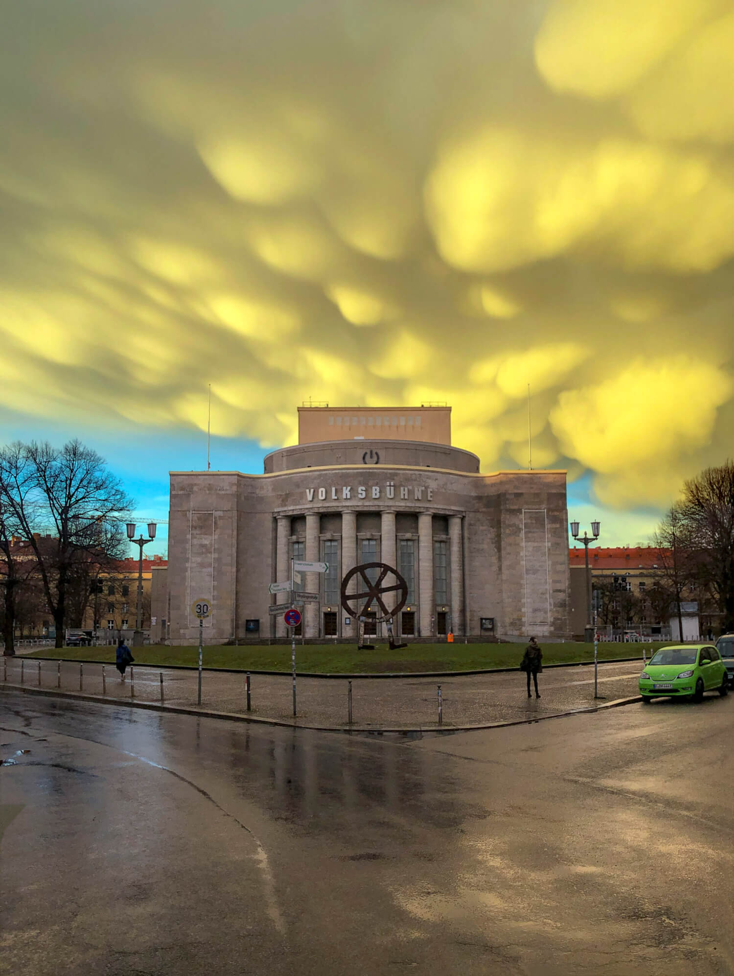 Die Volksbühne nach einem heftigen Märzgewitter