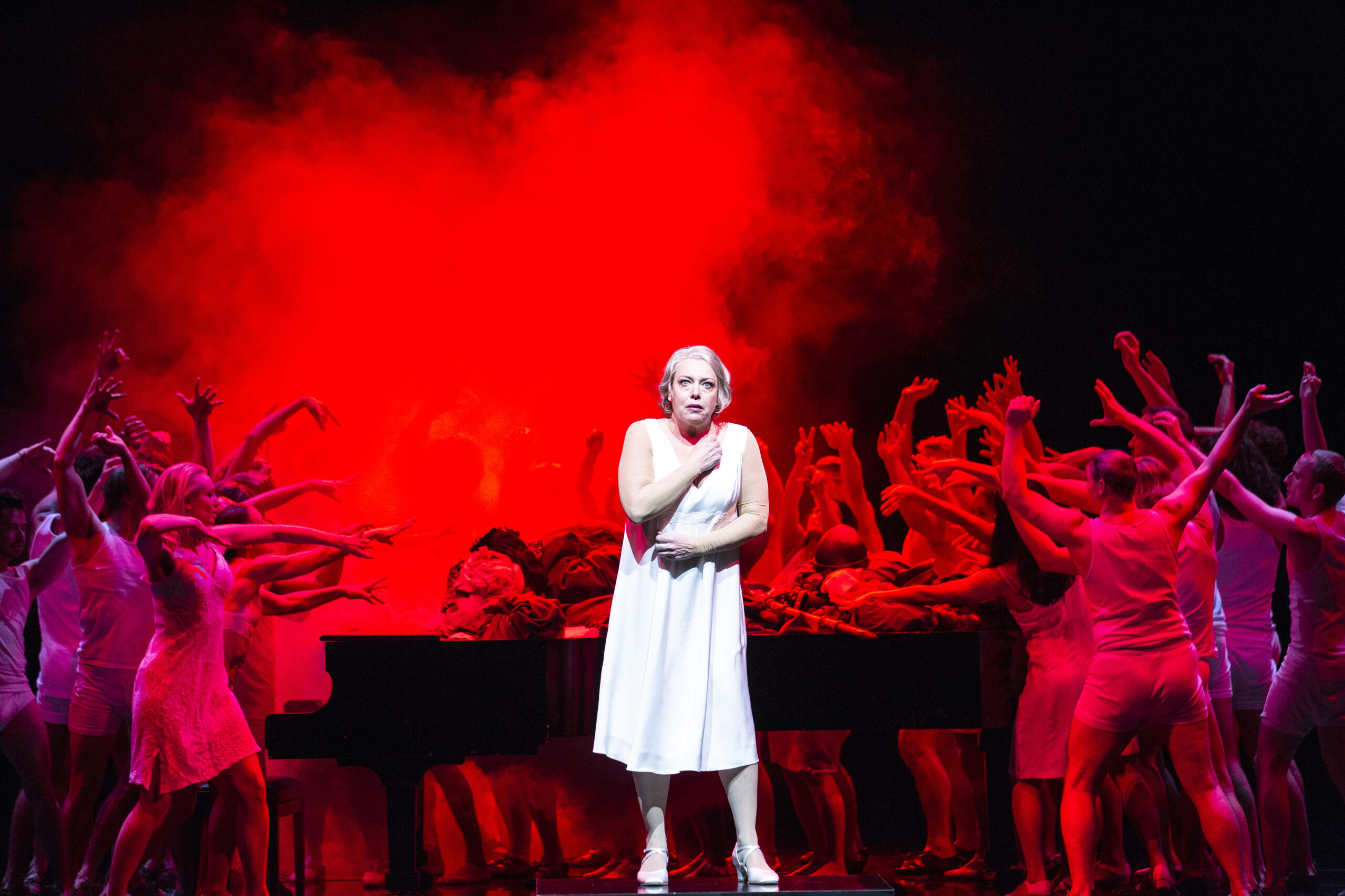 Weiß, die Farbe der Opfer. Nina Stemme als Brünnhilde in Stefan Herheims Inszenierung an der Deutschen Oper Berlin