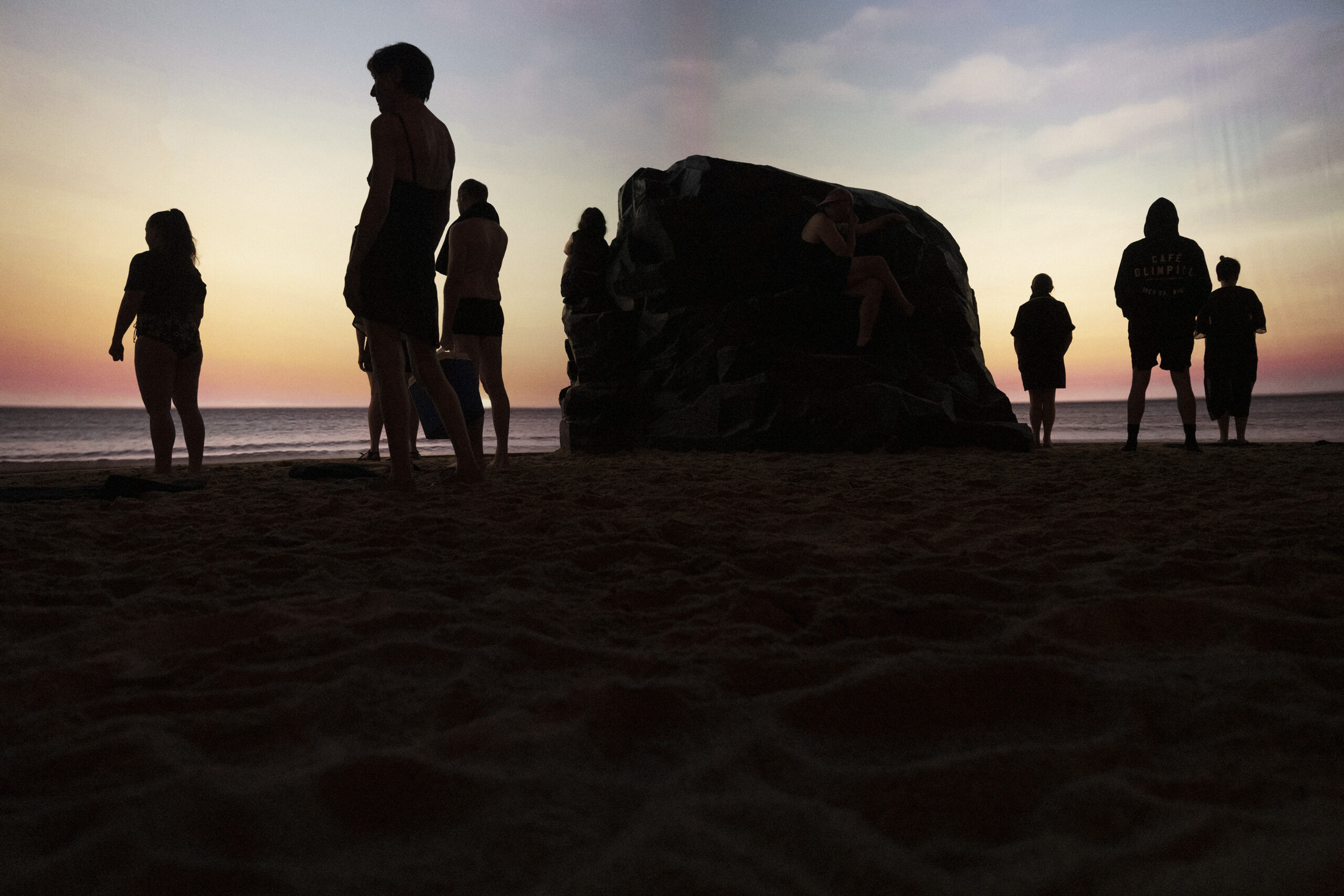 Sand, Felsblock, das Ensemble Schattenrisse vor dem Himmel: Das Anfangsbild von „Krum“