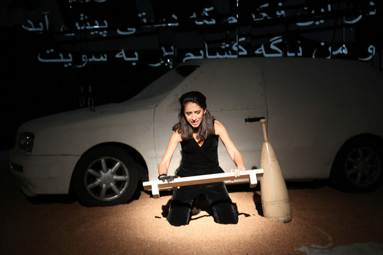 Zwischen den Kulturen: Die Performerin Hasti Molavian