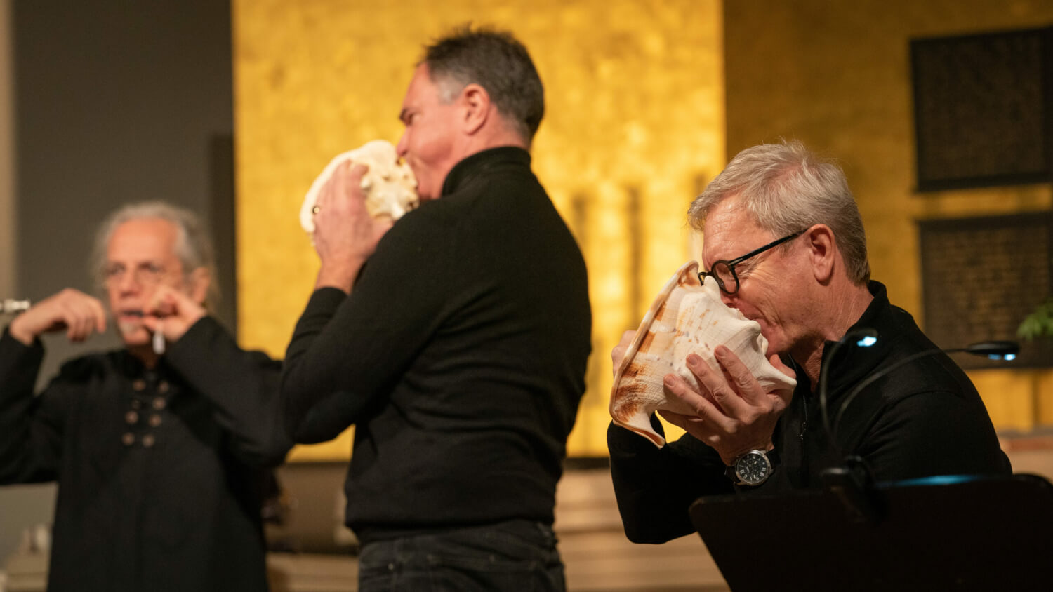 Musiktheater mit Muscheln und Maultrommel: (v.l.n.r.) Fabio Tricomi, David Josph Yacus und Mauro Morini