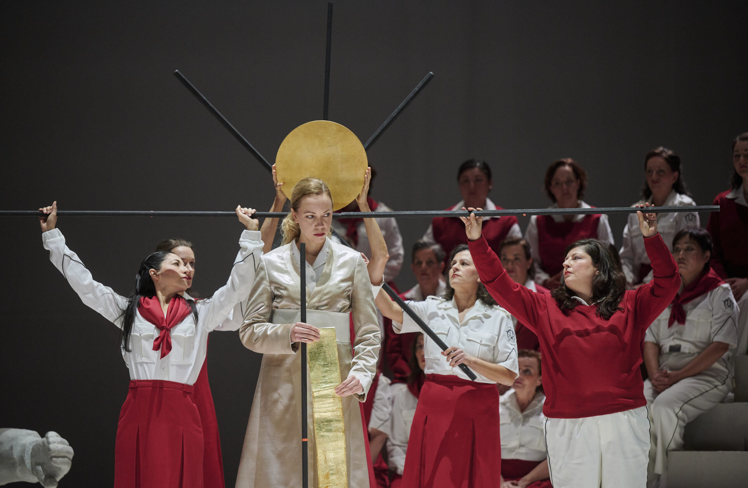Noch hat er den Kopf oben: Stine Marie Fischer als Holofernes mit dem Chor der Oper Stuttgart