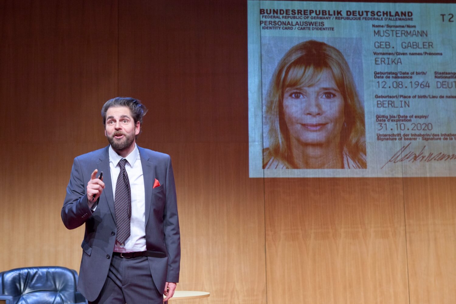 Marian Bulang als „Reichsbürger“ im gleichnamigen Stück von Annalena und Konstantin Küspert