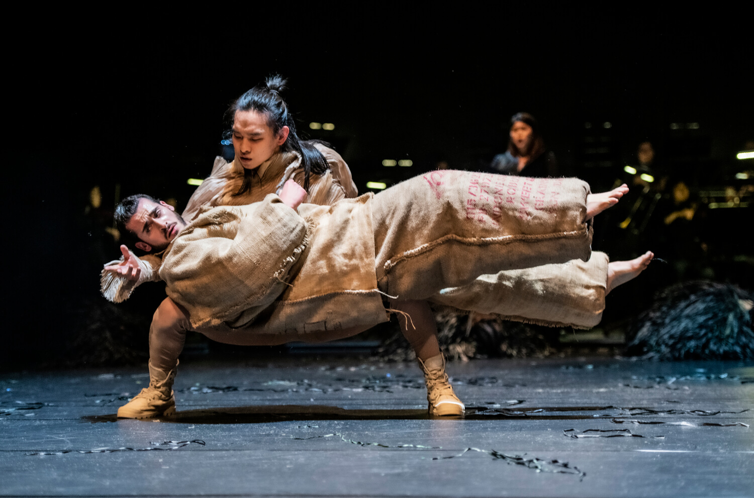 Alessio Monforte und Yu-Chi Chen in Giuseppe Spotas "Requiem"