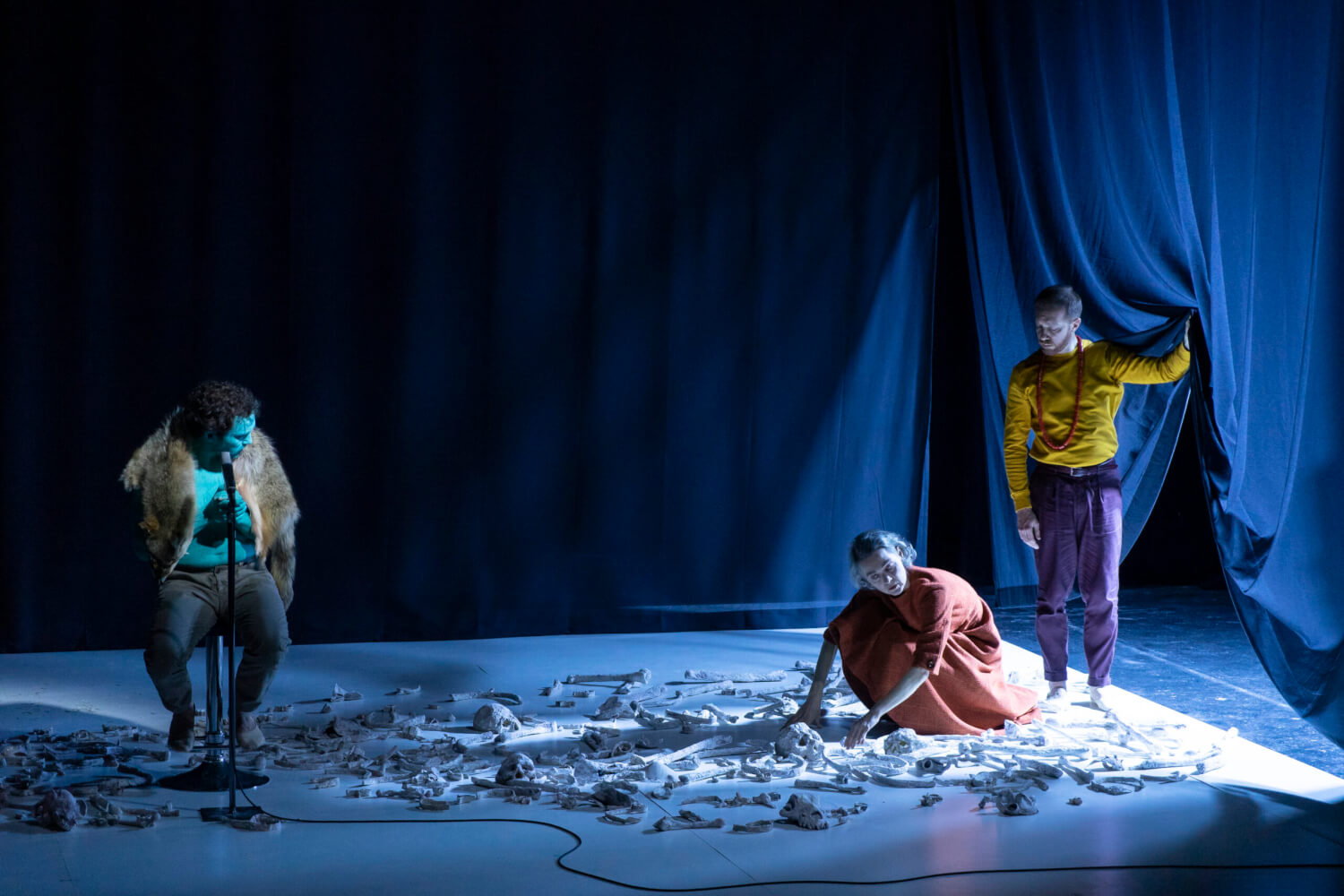 Schamane (Bernhard Glose), Archaölogin (Simone Thoma) und Römer (Marco Menegoni) in „Germania“