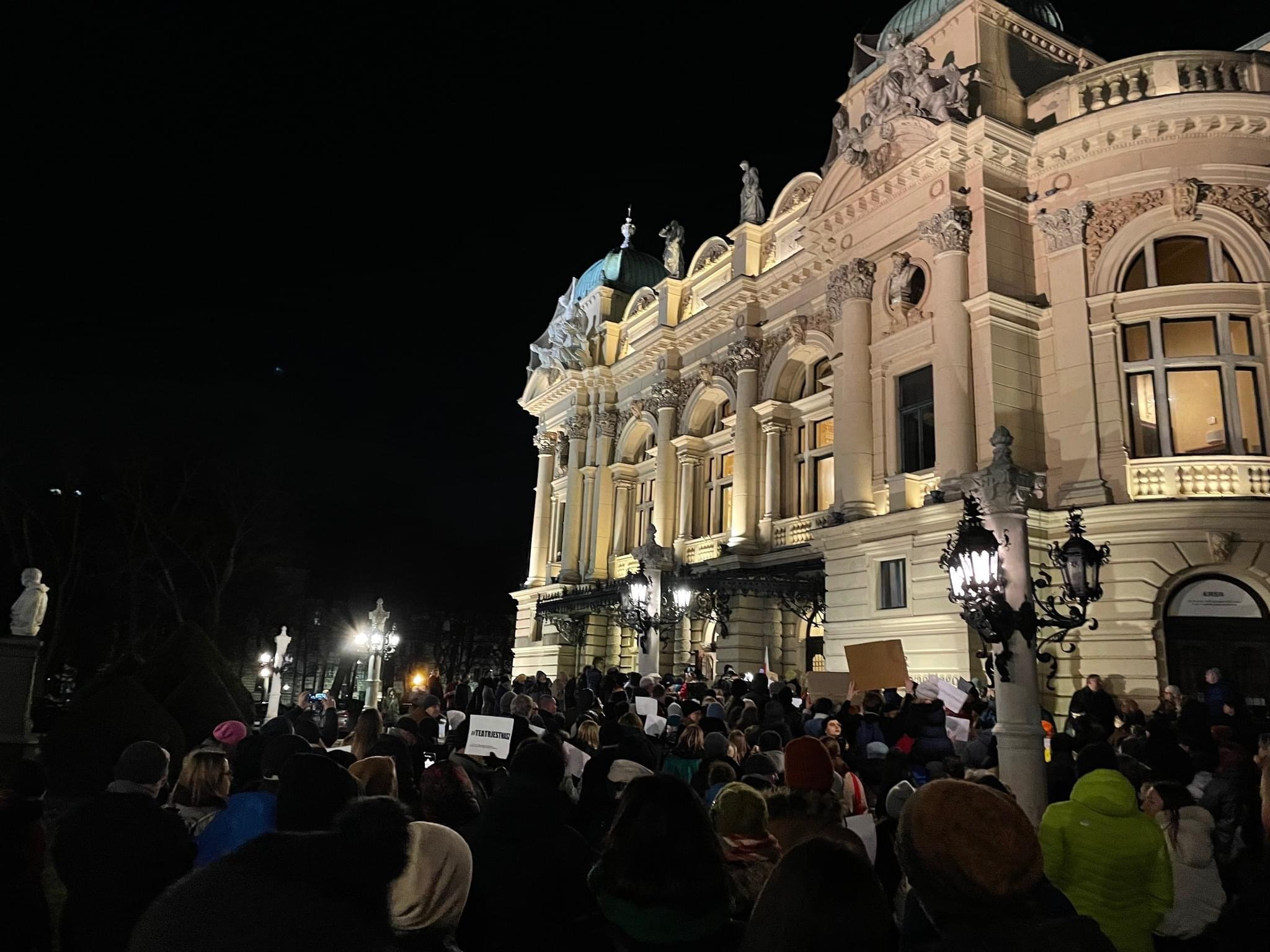 Demonstration vor dem Juliusz Slowacki Theater in Krakau 