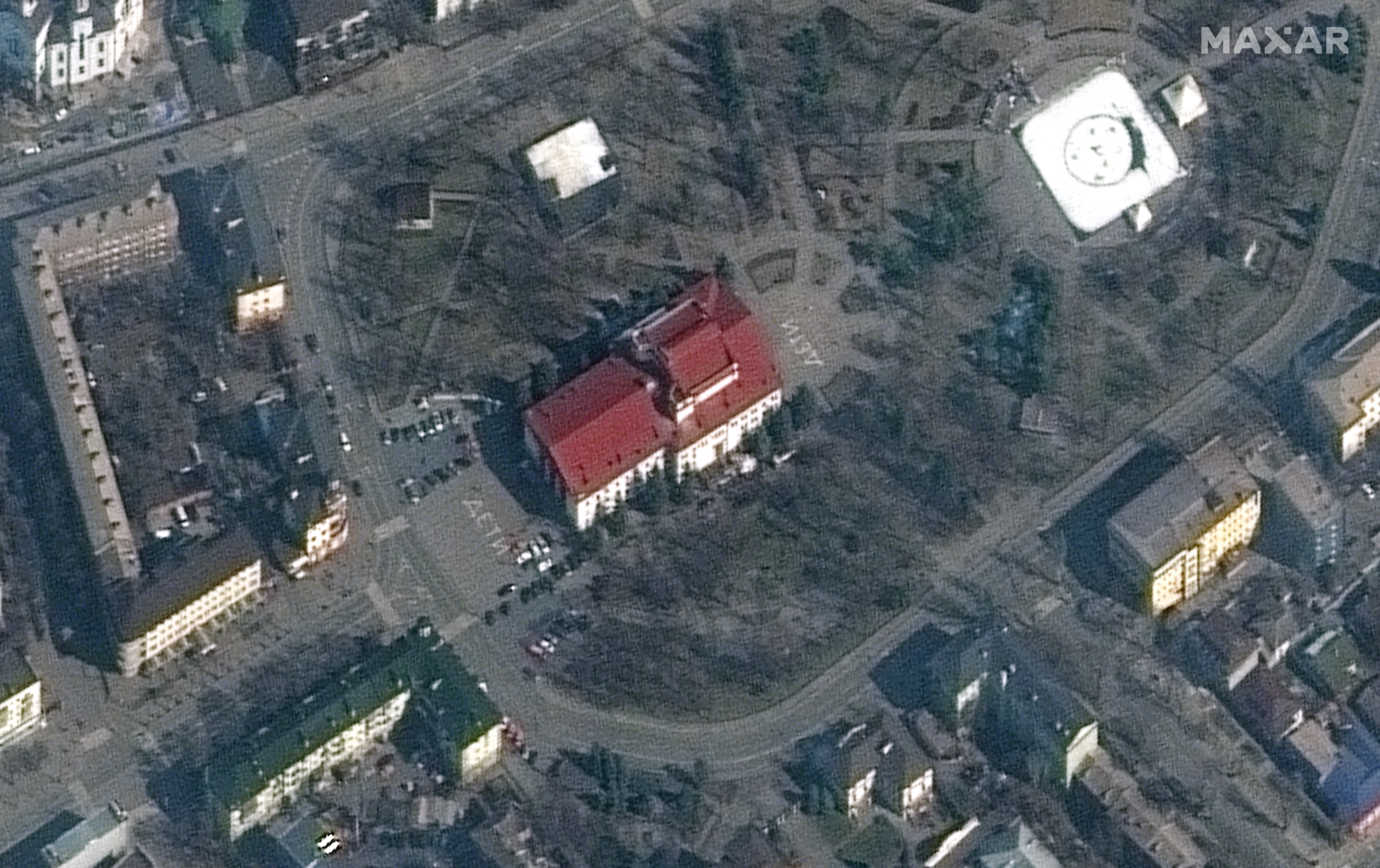 Satellitenbild des Theaters Mariupol vor der Zerstörung