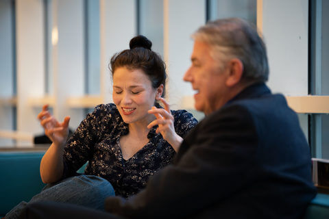 Nora Khuon im Gespräch mit ihrem Vater (Foto: Kerstin Schomburg)